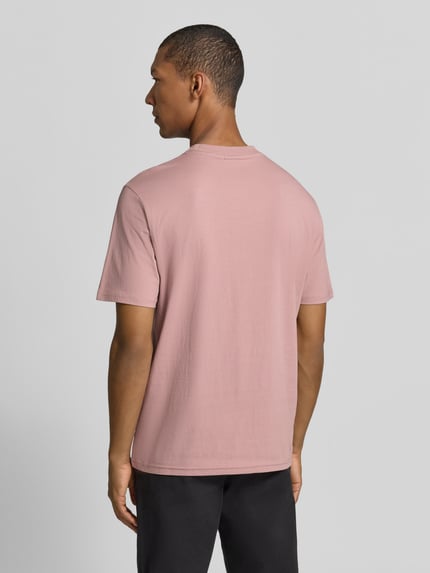 Männermodel trägt T-Shirt mit Logo und Rundhalsausschnitt von Napapijri in Altrosa, Regular Fit, Baumwoll-Elasthan-Mix, Rückenlänge 63 cm, Ganzkörperansicht Rückansicht