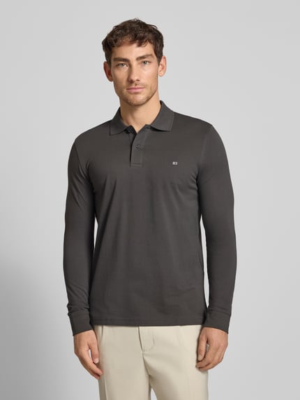 Männermodel trägt Poloshirt mit Label-Stitching Modell 'PAXTON' van Christian Berg Men, katoen, slim fit, polokraag, voorkant, bovenlichaam.