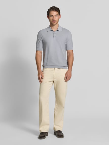 Mannenmodel draagt Slim Fit Poloshirt uit katoenmix in tricotlook van Matinique in lichtgrijs, elastische boordjes, met korte mouwen, ruglengte maat M 72 cm, full-body vooraanzicht.