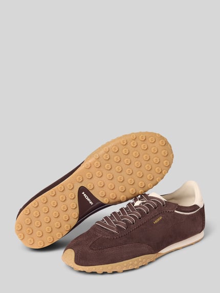 Produktfoto, Sneaker aus echtem Leder mit Logo-Detail Modell 'Bridge' von HOFF in Dunkelbraun und Beige, leicht profilierte Sohle, abgerundete Passform, Damen Sneaker mit Schnürverschluss, strukturierte Textur, Hintergrund einfarbig hellgrau.