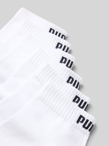 Produktfoto, weiße Socken aus Baumwoll-Mix im 6er-Pack von PUMA mit schwarzem Logo, glatte Struktur auf grauem Hintergrund