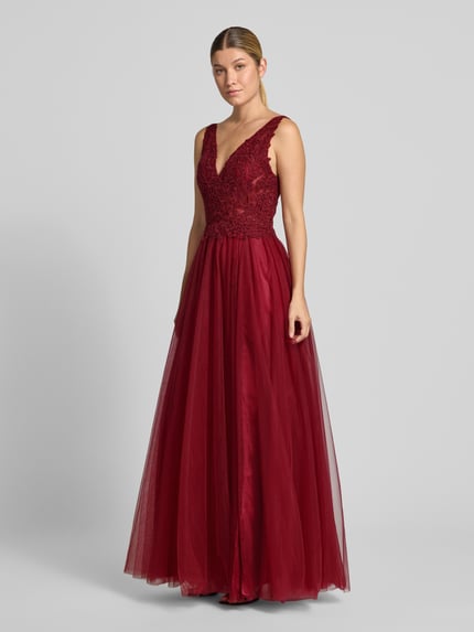 Vrouwenmodel draagt avondjurk met Spitze en strass-steentjes van Mascara in bordeaux, chiffon, A-lijn, Maxi-jurk, diepe v-hals, rugdecolleté, haakjes- en ritssluiting, Ruglengte maat 36: 155 cm, Borstwijdte maat 36: 138 cm, Ganzkörperansicht van voren.