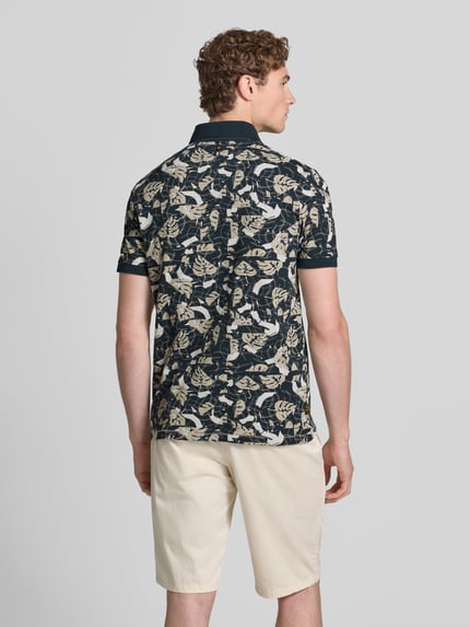 Männermodel trägt Slim Fit Poloshirt im Allover-Look von PME Legend aus Baumwoll-Elasthan-Mix mit Knopfleiste, Label-Stitching, Rückenlänge 72 cm, Ganzkörperansicht Rückansicht.