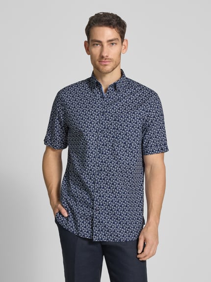 Männermodel trägt Regular Fit Freizeithemd mit Button-Down-Kragen von Christian Berg Men, Reine Baumwolle, Allover-Look, Ganzkörperansicht von vorne