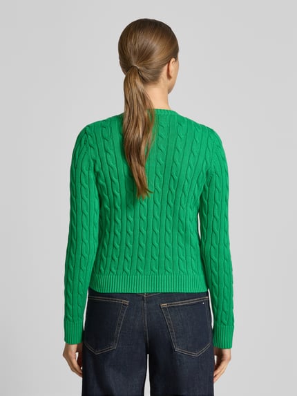 Vrouwenmodel draagt Strickjacke mit Zopfmuster und Label-Stitching Modell 'RALHAN' van Lauren Ralph Lauren, groen, katoen, slanke pasvorm, jeans, geheel van achteren.