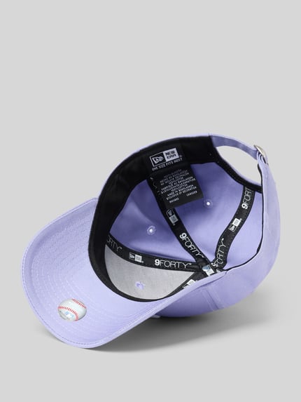 Produktfoto, Basecap mit Logo-Stitchings von New Era in Flieder, reine Baumwolle, verstärkter Schirm, verstellbarer Riegel, Luftlöcher