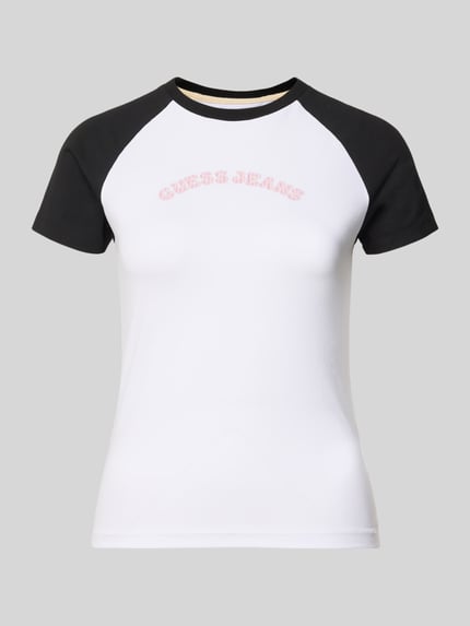 Productfoto, Slim Fit T-Shirt mit Rundhalsausschnitt und Logo van Guess Jeans, wit met zwarte mouwen, katoen-elastaan mix, logo op borst, ruglengte maat S: 53 cm