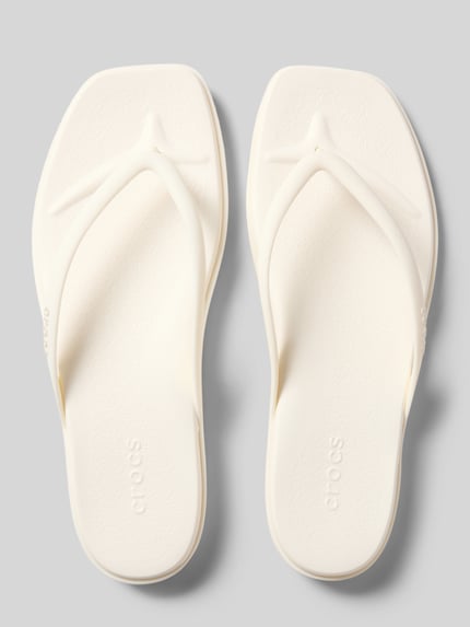 Produktfoto, cremeweißer Zehentrenner mit Abgerundete-Spitze und Label-Detail Modell 'Miami Flip' von Crocs, Schlupfform, Absatzhöhe 2 cm bei Größe 39/40.
