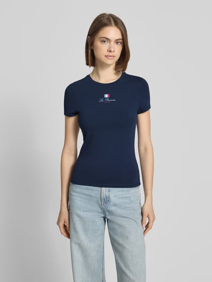Vrouwenmodel draagt Slim Fit T-Shirt mit Rundhalsausschnitt und Frankreich-Motiv van REVIEW, donkerblauw, katoenmix met stretch, vooraanzicht bovenlichaam.