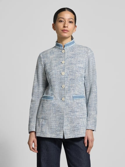 Frauenmodel trägt Blazer mit Stehkragen und aufgesetzten Eingrifftaschen von WHITE LABEL, taillierter Schnitt, Baumwoll-Mix, Ganzkörperansicht von vorne.
