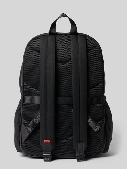 Produktfoto, plecak z aplikacją z metką z metalu model 'AYDEN_NEW_BACKPACK' od HUGO, efekt: jednolity kolor, główna przegroda, dwie kieszenie zapinane na zamek błyskawiczny na zewnątrz, przegródka na laptop, boczne kieszenie, możliwość noszenia na szelkach, kontekst: plecak męski