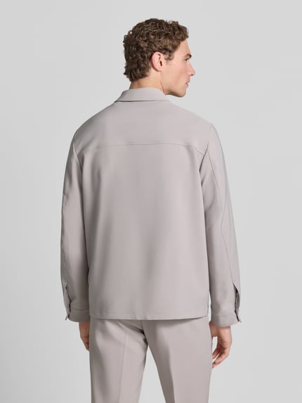 Männermodel trägt Regular Fit Overshirt mit Brusttaschen von MCNEAL aus Material-Mix mit Stretch-Anteil, Sportmanschetten, Rückenlänge 73 cm, Ganzkörperansicht Rückansicht.