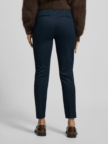 Vrouwenmodel draagt Stoffhose met Franse steekzakken Modell 'DAYS' van B.Young in blauw, rechte pasvorm, katoen-elastaan mix, zicht op achterzakken, knoop- en ritssluiting, stoffen ceintuur, volledige lichaamsweergave achterkant.