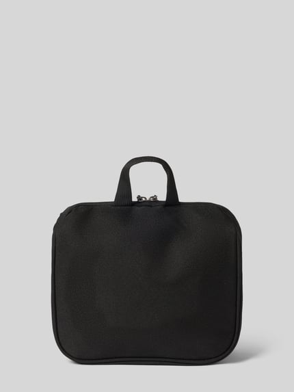 Produktfoto, Kulturtasche mit Label-Details Modell 'Blanc Delight' von bugatti in Schwarz, rechteckige Form, strukturierte Oberfläche, neutraler Hintergrund, Hauptfach mit Reißverschluss, Tragehenkel, 25x23x8 cm, 16 cm Schulterriemenlänge.