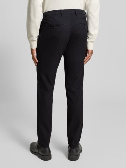 Männermodel trägt Stoffhose mit französischen Eingrifftaschen Modell 'Fabio' von Brax in Schwarz, reine Baumwolle, Gerader-Schnitt, Ganzkörperansicht Rückansicht. Bundweite 42 cm, Innenbeinlänge 80 cm, Paspeltasche, Knopf- und Reißverschluss.