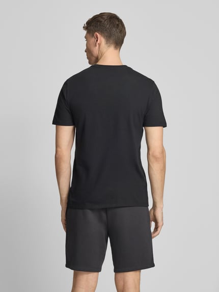 Männermodel trägt T-Shirt mit Logo und Rundhalsausschnitt von GAP in Schwarz, Reine Baumwolle, Regular-Fit, Rückenlänge 72 cm, Ganzkörperansicht Rückansicht.