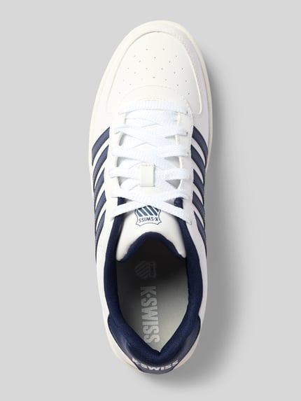 Produktfoto, Sneaker mit Label-Details Modell 'Court Cali' von K-SWISS für Herren, abgerundete Form, weiße Glattlederstruktur, blaue Details, Profilsohle, Schnürung, Absatzhöhe 3 cm, Schafthöhe 7 cm, Schaftweite 9 cm.