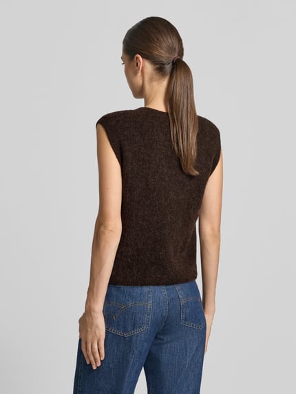Frauenmodel trägt Regular Fit Cardigan aus elastischem Alpaka-Mix mit Knopfleiste von MOS MOSH in Dunkelbraun, ärmellos, texturierte Optik, Rückenlänge bei Größe S 46 cm, Ganzkörperansicht Rückansicht.