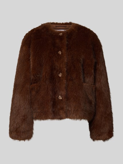 Productfoto, Jacke aus Kunstfell Modell 'Siena' van STAND STUDIO, bruin imitatiebont, regular fit, ronde hals, knoopsluiting, ruglengte maat 36: 59 cm, schouderbreedte 46 cm, borstwijdte 57 cm, mouwlengte 62 cm