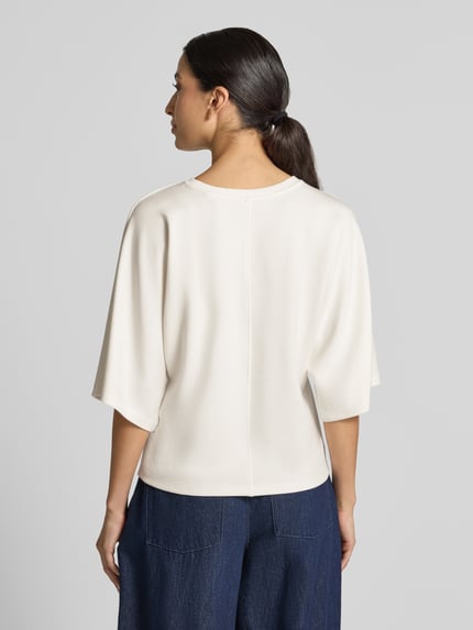 Frauenmodel trägt Relaxed Fit Sweatshirt aus elastischem Modal-Mix Modell 'Unora' von someday, cremeweiß, 1/2-Arm, Rückansicht, Ganzkörperansicht Rückansicht.
