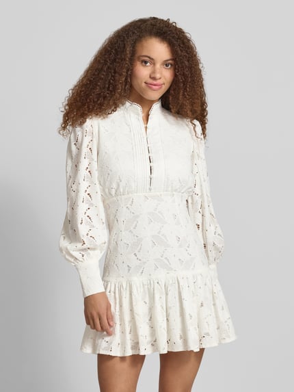 Frauenmodel trägt Cocktailkleid aus Spitze Modell 'REMY' von Bardot, Viskose-Baumwoll-Mix, figurbetonter Schnitt, Minikleid, Knopfleiste, Ganzkörperansicht von vorne.