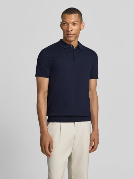 Männermodel trägt Regular Fit poloshirt aus puur katoen model 'BERG' van SELECTED HOMME, look: effen kleuren, fijnrib materiaalverwerking, polokraag, korte knoopsluiting, korte mouw met geribde mouwboord, geribde rompzoom, ganzkörperansicht von vorne