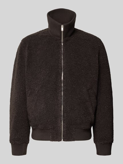 Productfoto, Jacke mit Stehkragen und Reißverschluss Modell 'GRALON' van DRYKORN in teddyfleece, regular fit, donkerbruin, zichtbare ritsen, steekzakken.