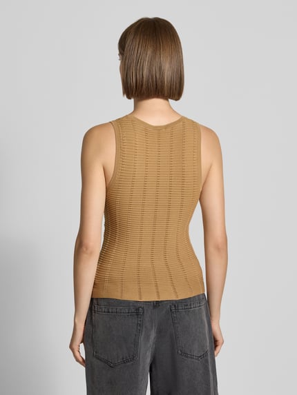 Vrouwenmodel draagt tricottop met structuurpatroon en ronde hals van Karo Kauer, mix van katoen en modal, slim fit, ruglengte maat S 51 cm, Ganzkörperansicht Rückansicht.