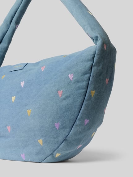 Produktfoto, Shoulder Bag aus Baumwoll-Mix von Studio Noos in Hellblau mit bunten Herz-Stitchings, Label-Patch, Detailansicht