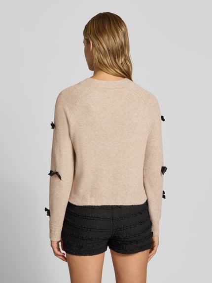 Frauenmodel trägt Regular Fit Pullover mit Raglanärmeln Modell 'NOELLE' von ONLY, beige, strukturierte Textur, Ganzkörperansicht Rückansicht, Damen Pullover von ONLY.