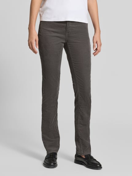 Vrouwenmodel draagt smalle broek van katoenmix model 'mary' van Brax in bruin, fijne structuur, Dames Smalle Broek, geheelvooraanzicht.