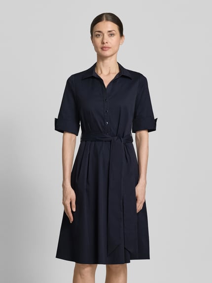 Frauenmodel trägt Knielanges Hemdblusenkleid mit Bindegürtel von ROBE LÉGÈRE in Dunkelblau, Baumwoll-Mix mit Stretch-Anteil, taillierter Schnitt, Hemdblusenkragen, kurze Knopfleiste, Ärmel mit Aufschlag, Knielänge, glatte Struktur, Ganzkörperansicht von vorne.