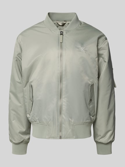 Produktfoto, Bomberjacke mit Label-Stitching von Calvin Klein Jeans w kolorze jasnoszarym, regular fit, stójka, zamek, kieszenie na napy, gładka faktura