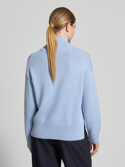 Frauenmodel trägt Strickpullover aus Woll-Mix mit Stehkragen von Closed in Hellblau, lockerer Schnitt, gerippte Abschlüsse, Rückenansicht, Damen Strickpullover, Loose Fit, überschnittene Schultern, Rückenlänge 62 cm, Ärmellänge 54 cm.