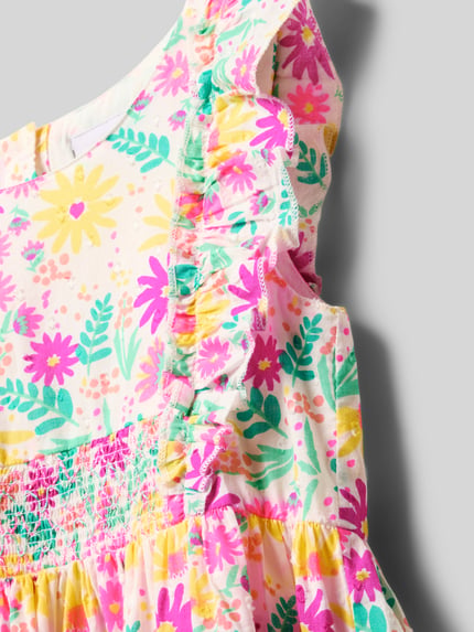 Mädchen trägt 'Knielanges Kleid mit Schmetterlingsärmeln' von Happy Girls aus reiner Baumwolle, gemustert bunt, Nahaufnahme Oberkörper.