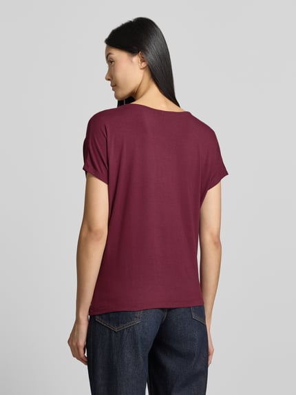 Vrouwenmodel draagt Oversized T-Shirt uit viscose-mix van s.Oliver RED LABEL in effen bordeaux, gladde textuur, volledige lichaamsweergave achteraan.