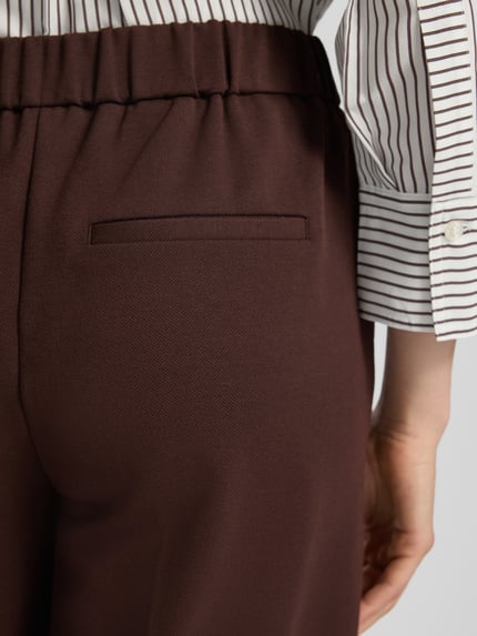 Vrouwenmodel draagt Regular Fit Culotte met viscose van s.Oliver RED LABEL, effen donkerbruin met fijne textuur, detailopname rug
