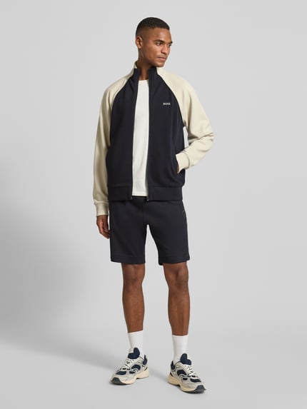 Männermodel draagt Regular Fit Sweatjack uit katoenmix van BOSS Green, tweekleurige look, ritssluiting, contraststrepen, opstaande kraag, lange mouwen, geribde rompzoom en mouwboord, zij-steekzakken, piquéstructuur, katoenmengsel; geheelopname van voren.