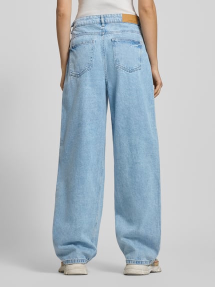 Vrouwenmodel draagt Wide Fit Jeans met 5-pocket-design model 'ALEXA' van Noisy May, lichtblauw, denimstructuur, Ganzkörperansicht Rückansicht.