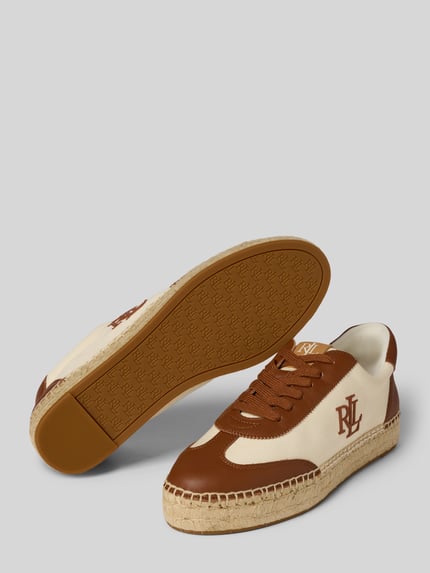 Produktfoto, Sneaker aus Leder-Textil-Mix Modell 'LUIZE' van Lauren Ralph Lauren in bruin en beige met afgeronde punt, vetersluiting, logo, hakhoogte 3 cm, schachthoogte 8 cm, schachtbreedte 7 cm, mix van leer en textiel