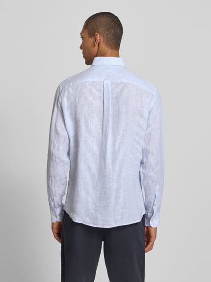 Männermodel trägt Slim Fit Leinenhemd mit Button-Down-Kragen von Fynch-Hatton, weiß-blau gestreift, reine Leinenstruktur, Ganzkörperansicht Rückansicht.