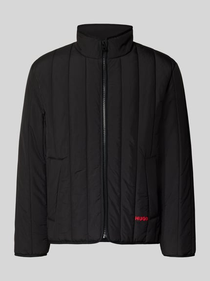 Produktfoto, czarna kurtka pikowana model 'Brenoto2611' od HUGO, gładka faktura, czerwone logo, kurtka pikowana, Herren Steppjacke von HUGO