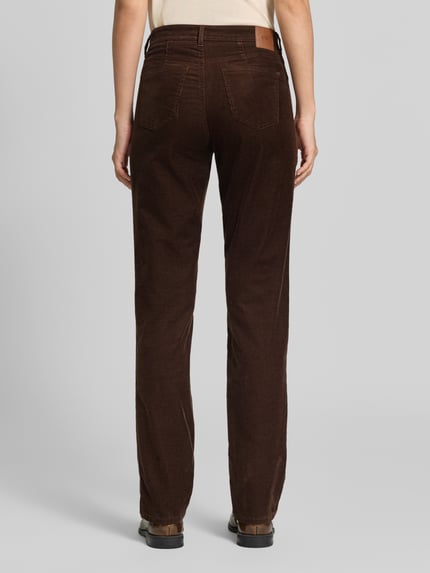 Vrouwenmodel draagt donkerbruine, smalle broek van ribstof, rechte pijpen, Schmale Hose aus Baumwoll-Lyocell-Mix model 'CAROLA' van Brax, Dames, volledig zicht van achteren