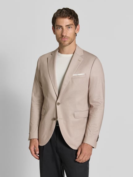 Mannelijk model draagt Regular Fit Sakko met viscose-aandeel Model 'Data' van CINQUE in beige, elastische materiaalmix, Reverskraag, borstzak, klepzakken en 2-knoopsluiting, ruglengte 72 cm, schouderbreedte 40 cm, mouwlengte 63 cm, geheelvooraanzicht.