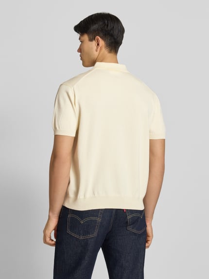Männermodel trägt Regular Fit Poloshirt mit Label-Stitching Modell 'Speedtrap' von PROHIBITED, Reine Baumwolle, Rückenlänge 64 cm, Ganzkörperansicht Rückansicht.