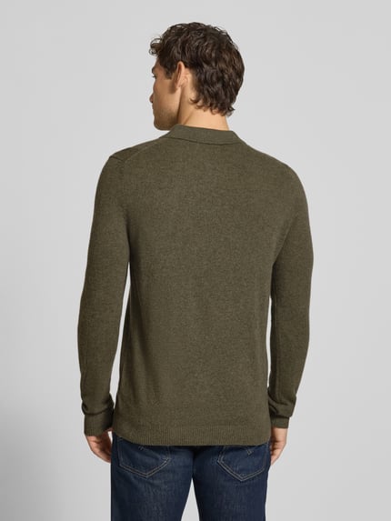 Männermodel trägt Slim Fit Strickpullover aus reinem Kaschmir mit Polokragen von Christian Berg Men in Olivgrün, Rückenansicht, Strick-Optik, gerippte Abschlüsse, langärmliges Design.
