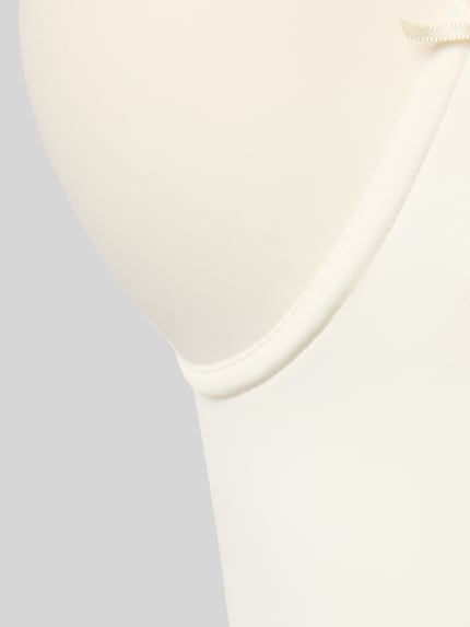 Frauenmodel trägt Body mit Hakenverschluss von LASCANA, Material-Mix mit Stretch-Anteil, Schleifen-Detail, körpernaher Schnitt, Nahaufnahme Oberkörper.