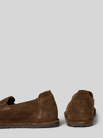 Produktfoto, loafersy z prawdziwej skóry welurowej model 'Utti' od Birkenstock, brązowe, zaokrąglony krój, profilowana podeszwa, wysokość obcasa 5 cm, wysokość cholewki 6 cm, szerokość w rozmiarze 44: 6 cm
