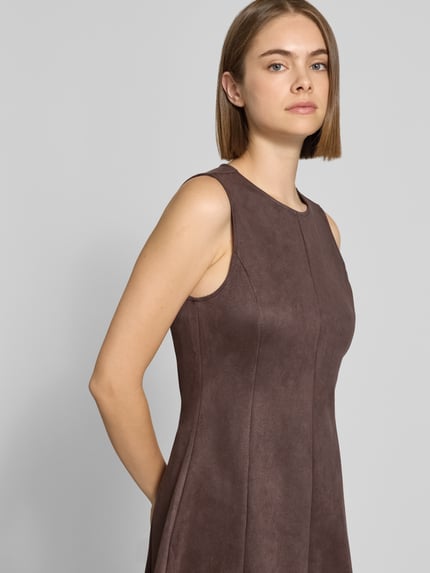 Vrouwenmodel draagt bruin getailleerd vrijetijdsjurk met ronde hals van suède-look, Tailliertes Freizeitkleid mit verdecktem Reißverschluss model 'RINEA' van ONLY, Nahaufnahme bovenlichaam. Dames vrijetijdsjurk van ONLY.