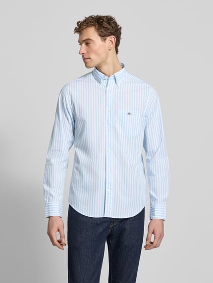 Männermodel trägt 'Slim Fit Freizeithemd mit Brusttasche' von Gant, blauwe met witte strepen, katoen, button-down kraag, borstzak, slim fit, logo-stiksel, afgeronde zoom, lange mouw, geheel zicht van voren.